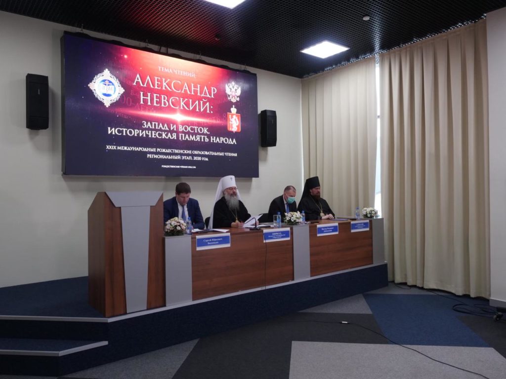 Митрополит Кирилл возглавил открытие пленарного заседания региональных Рождественских чтений